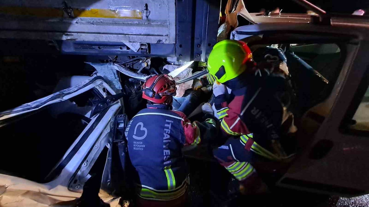 BALIKESİR'DE İSTANBUL-İZMİR OTOYOLU İSTANBUL İSTİKAMETİNDE MEYDANA GELEN TRAFİK KAZASINDA SEYİR...