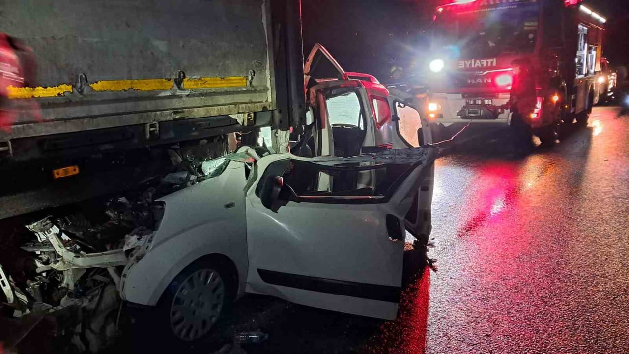 BALIKESİR'DE İSTANBUL-İZMİR OTOYOLU İSTANBUL İSTİKAMETİNDE MEYDANA GELEN TRAFİK KAZASINDA SEYİR...