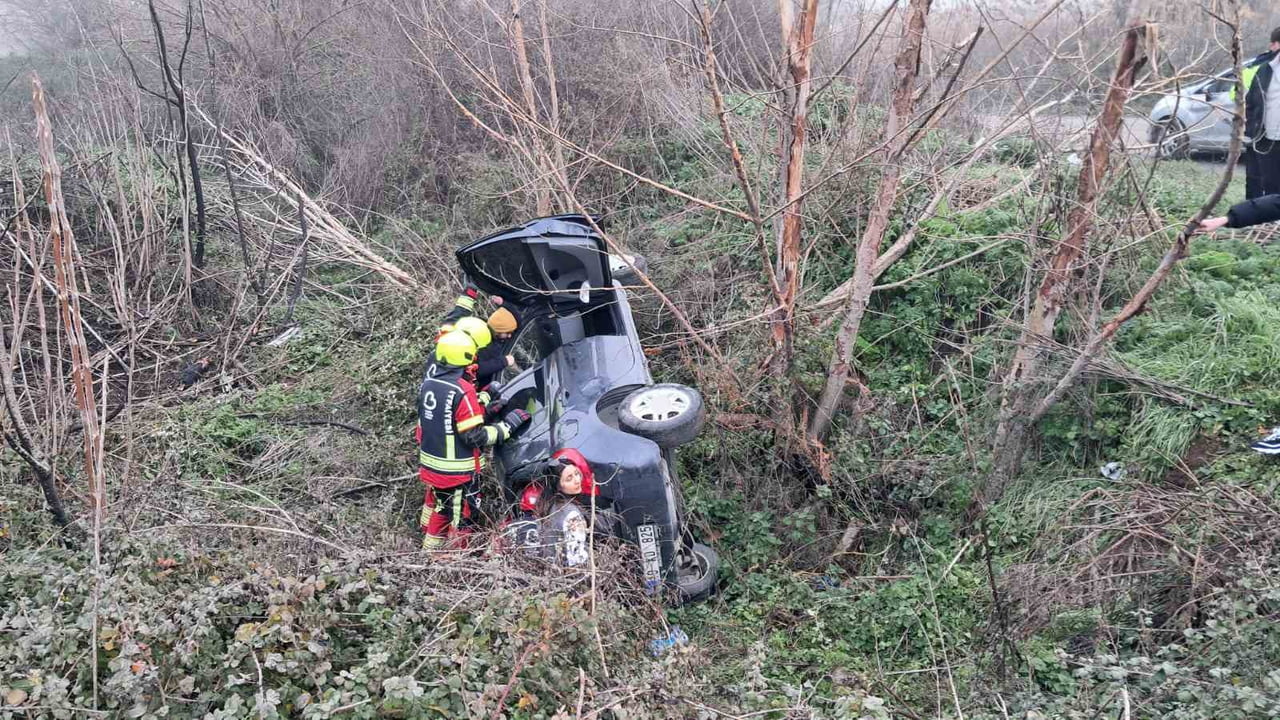 BALIKESİR'DE OTOMOBİL ŞARAMPOLE UÇTU ANNE, KIZ YARALANDI