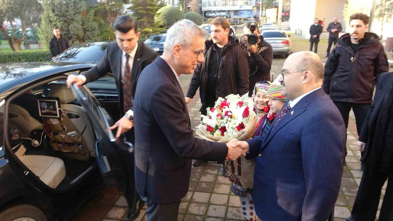BALIKESİR'İ ZİYARET EDEN SAĞLIK BAKANI KEMAL MEMİŞOĞLU, SAĞLIKLI TOPLUMA İŞARET EDEREK BAŞTA...