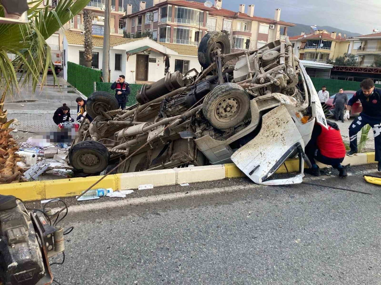 BALIKESİR'İN EDREMİT İLÇESİNDE MEYDANA GELEN TRAFİK KAZASINDA BARİYERLERE GİREN KAMYONETTE BULUNAN...