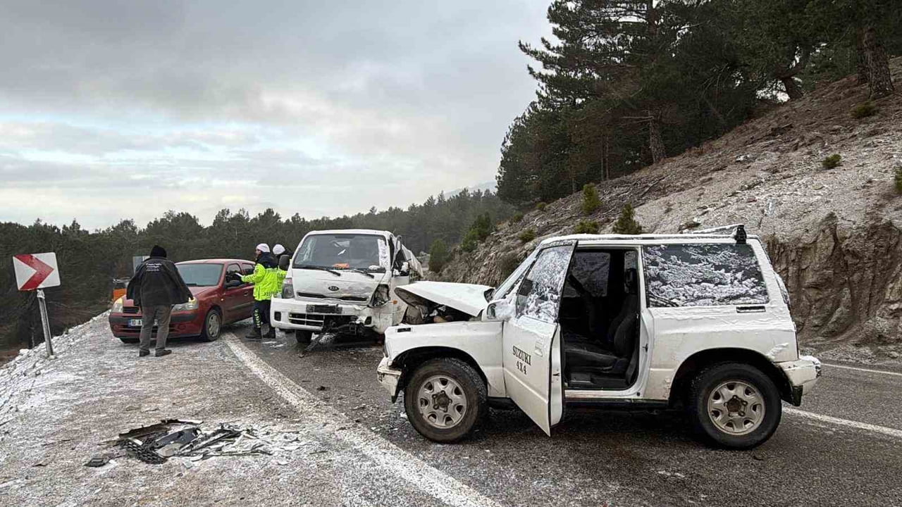 BALIKESİR'İN HAVRAN İLÇESİNDE BUZLANMA SEBEBİ İLE ARAZİ ARACI İLE KAMYONETİN KAFA KAFAYA...