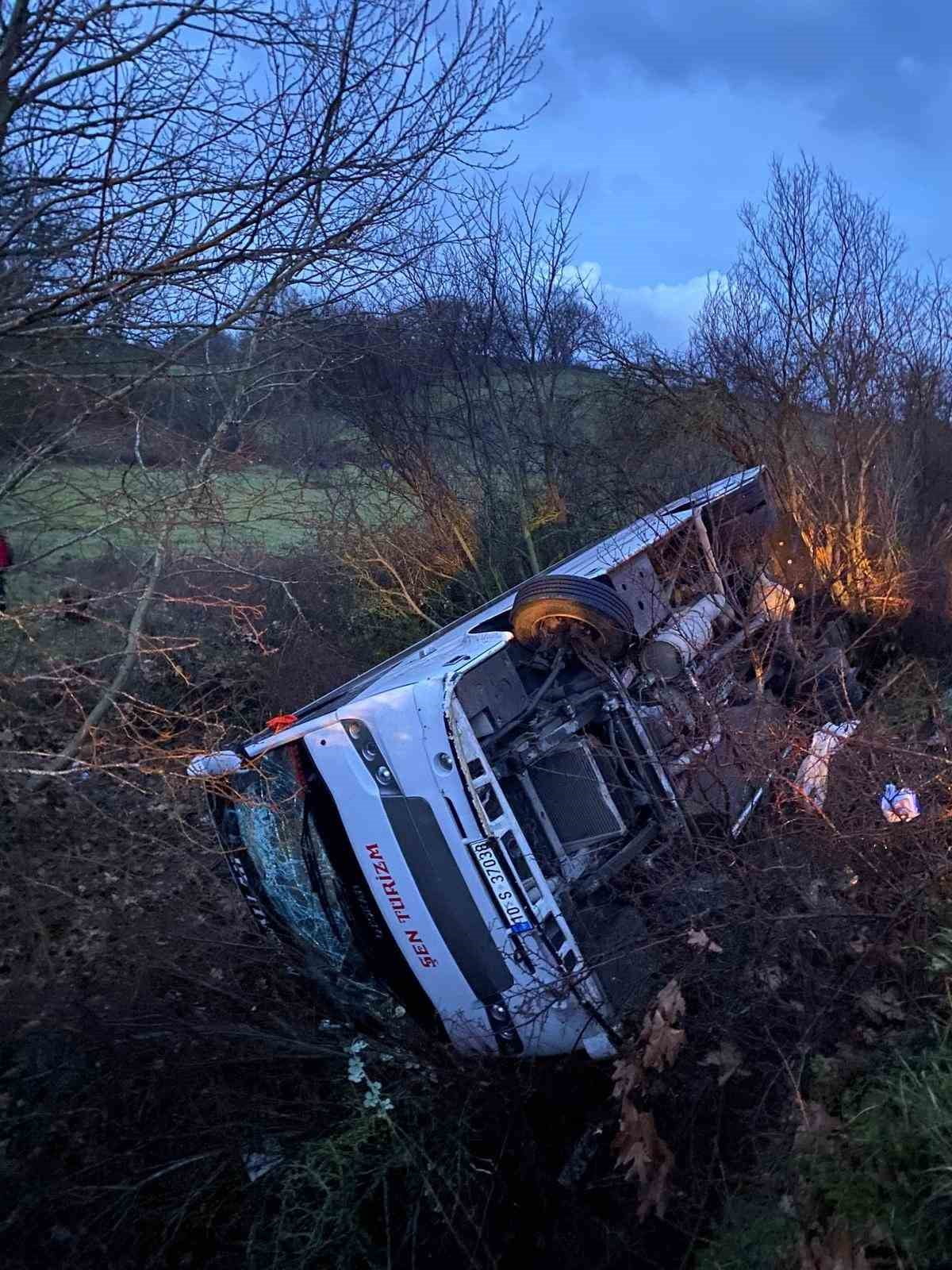 BALIKESİR'İN İVRİNDİ İLÇESİNDE MEYDANA GELEN TRAFİK KAZASINDA 19 YOLCUSU BULUNAN SERVİS ARACI...