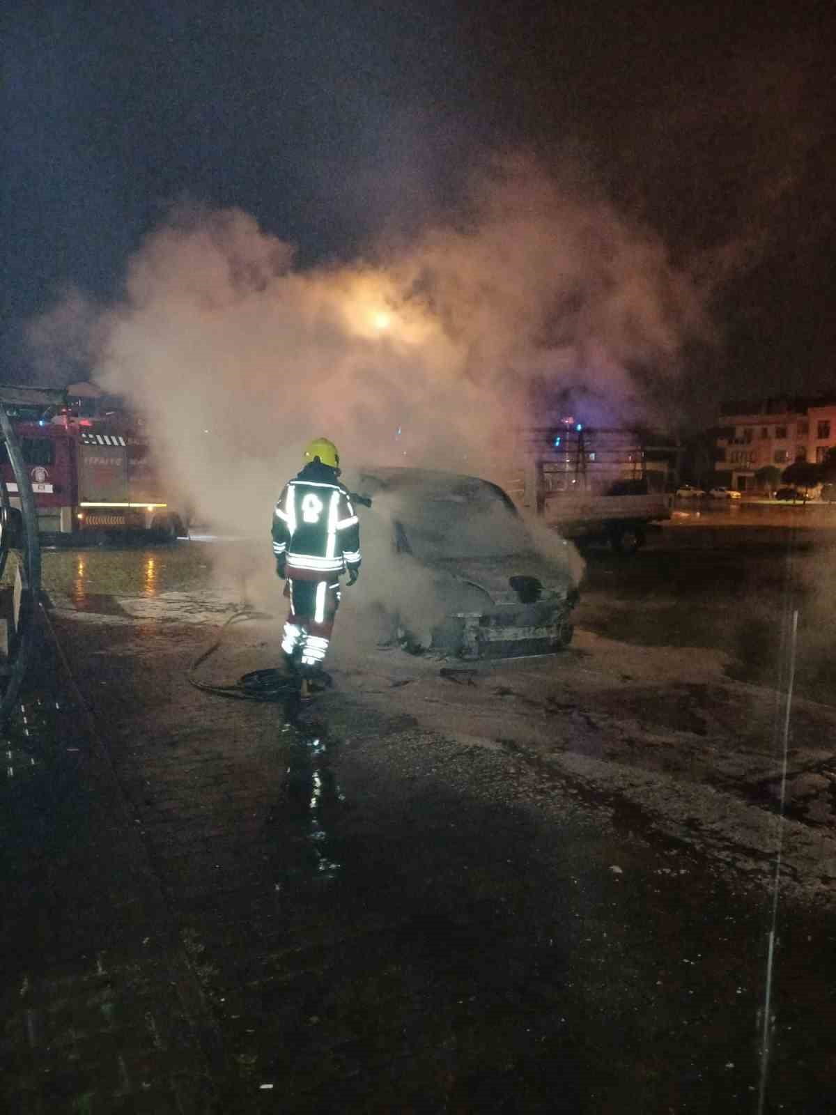 BALIKESİR'İN KARESİ İLÇESİNDE SABAHA KARŞI PARK HALİNDEKİ HAFİF TİCARİ ARAÇ YANDI.