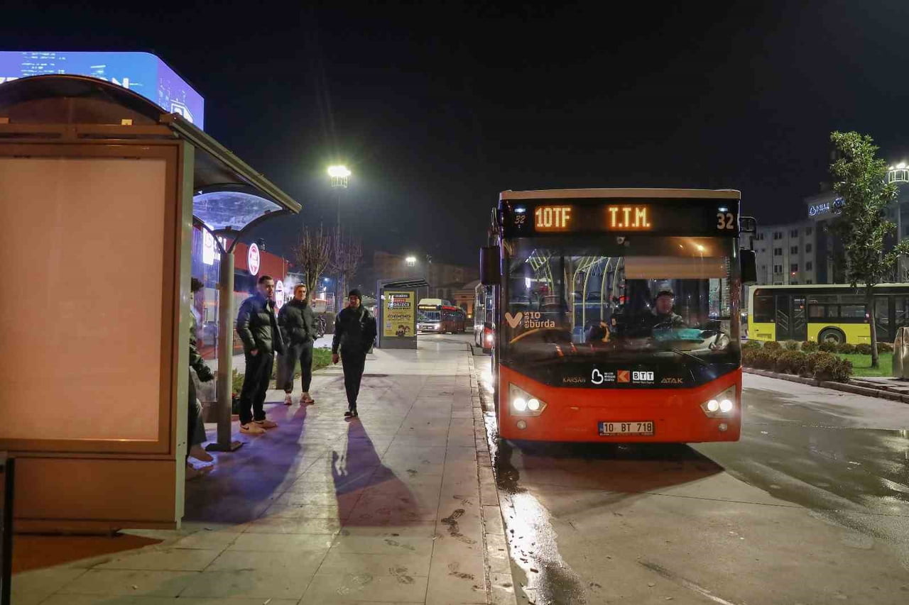 BALIKESİR BÜYÜKŞEHİR BELEDİYE BAŞKANI AHMET AKIN, ÖĞRENCİ DOSTU BİR KENT HEDEFİYLE ULAŞIM...