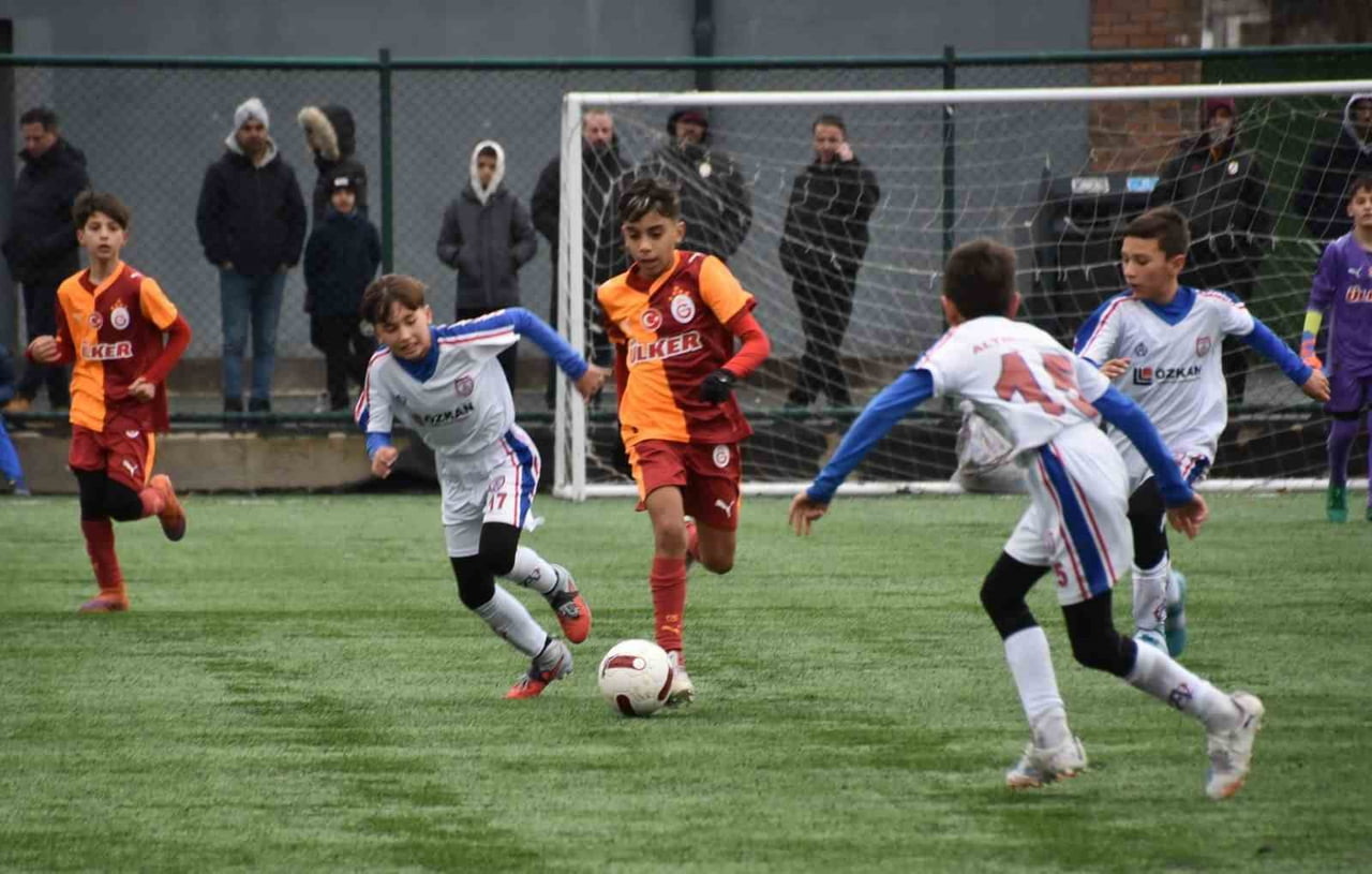 BALIKESİR BÜYÜKŞEHİR BELEDİYESİ İLE BÜYÜKŞEHİR BELEDİYESPOR İŞ BİRLİĞİNDE DÜZENLENEN U-11 FUTBOL...