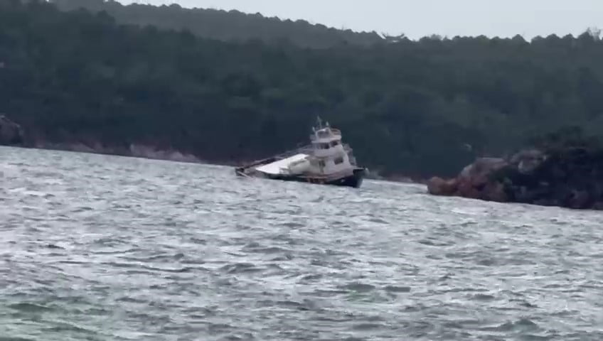 BALIKESİR’İN AYVALIK İLÇESİNDE ETKİLİ OLAN KUVVETLİ LODOS FIRTINASI BİR FERİBOTU SÜRÜKLEDİ. KARAYA...