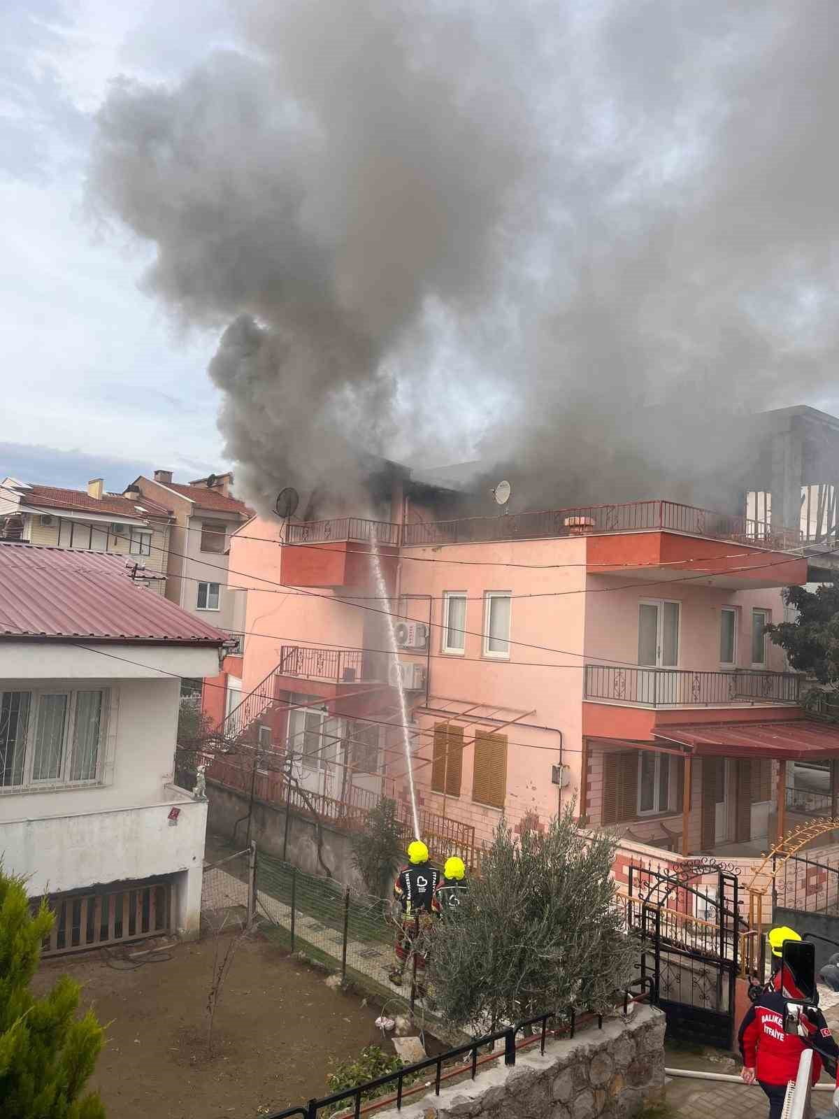 BALIKESİR’İN BURHANİYE İLÇESİNDE BİR EVDE ÇIKAN YANGINDA, EVDE YALNIZ YAŞAYAN YAŞLI ADAM...