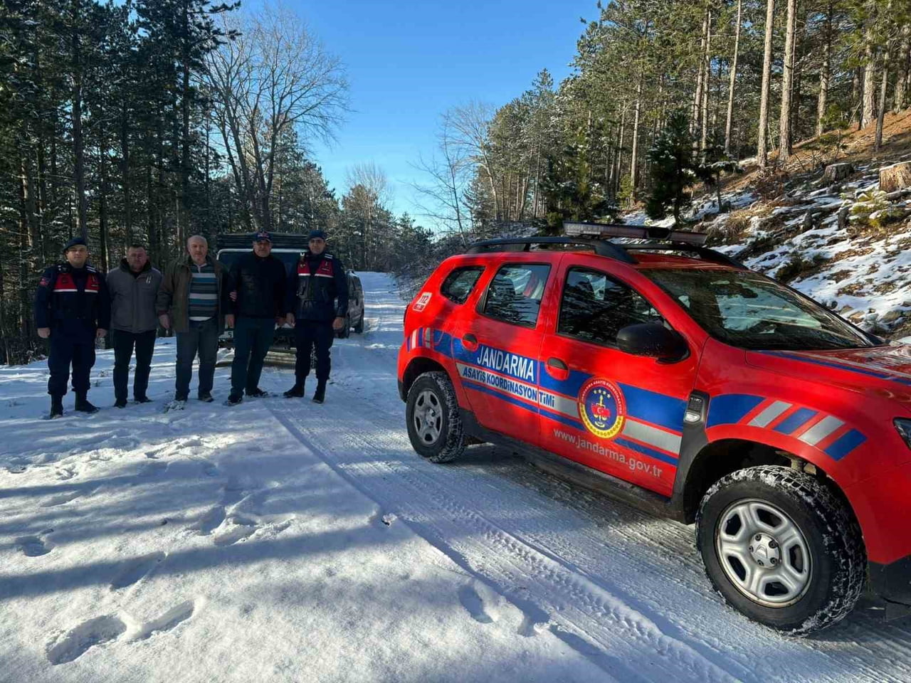 BALIKESİR’İN EDREMİT İLÇESİ KAZDAĞLARINDA KAR VE BUZLANMA NEDENİYLE ARAÇLARIYLA MAHSUR KALAN 4...