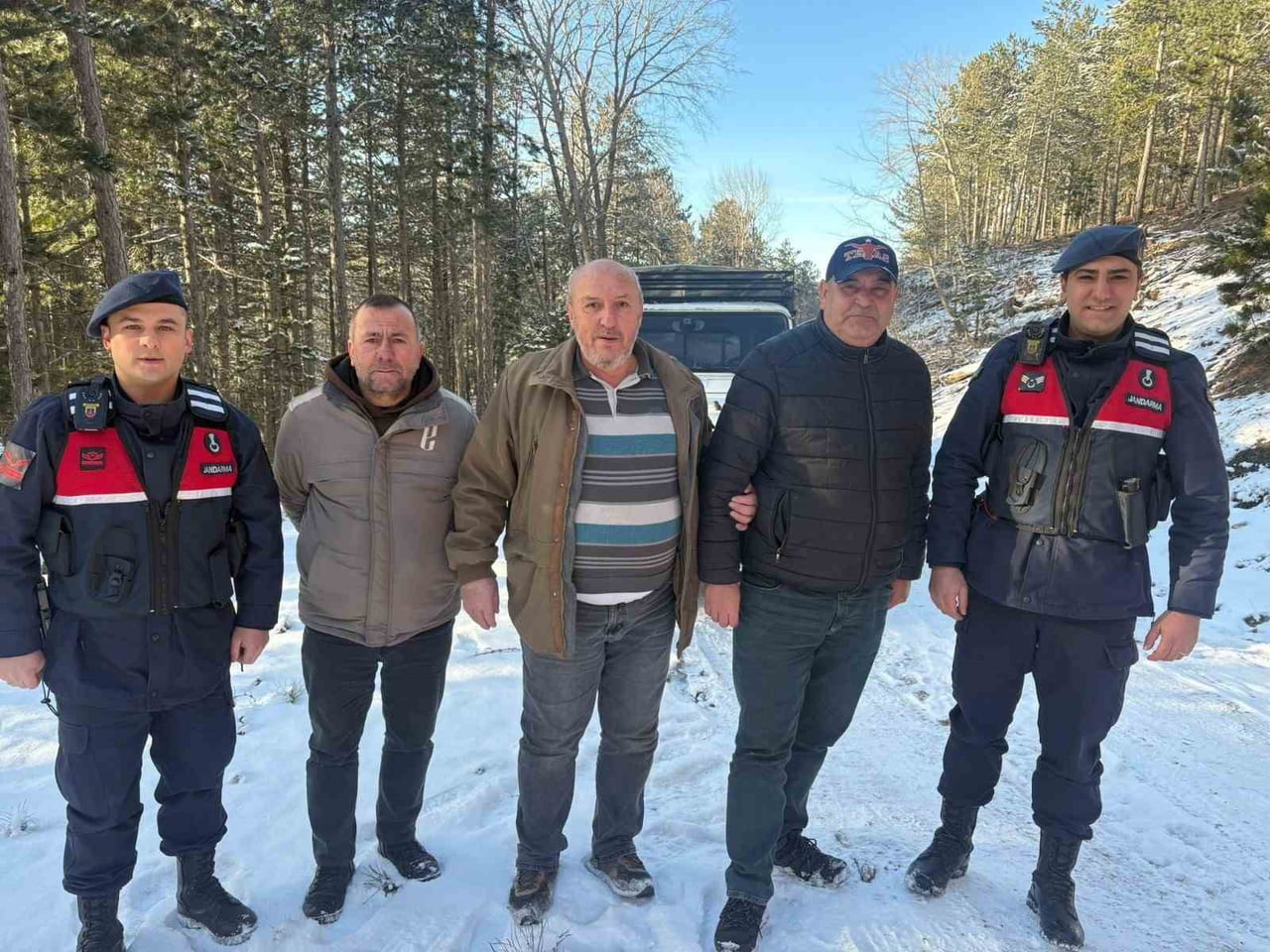 BALIKESİR’İN EDREMİT İLÇESİ KAZDAĞLARINDA KAR VE BUZLANMA NEDENİYLE ARAÇLARIYLA MAHSUR KALAN 4...