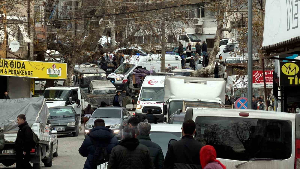BALIKESİR’İN EDREMİT İLÇESİNDE ALACAK VERECEK MESELESİ NEDENİYLE ÇIKAN KAVGADA ATEŞLİ SİLAHLA...