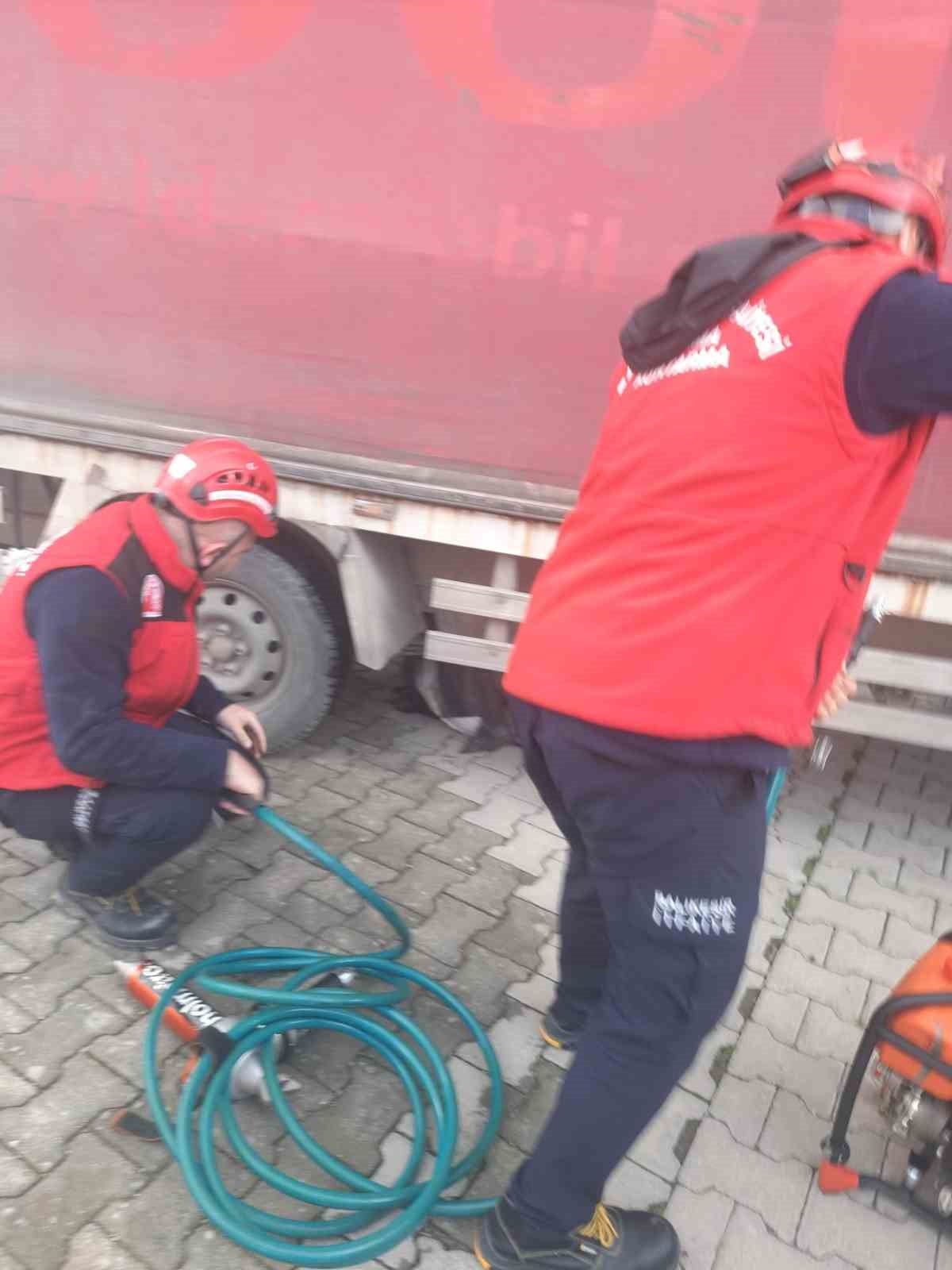 BALIKESİR’İN EDREMİT İLÇESİNDE GERİ MANEVRA YAPAN KAMYONUN ALTINDA SIKIŞAN VATANDAŞ, İTFAİYE...