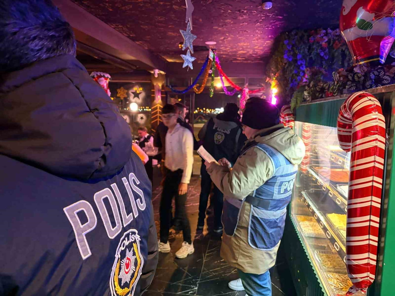 BALIKESİR’İN EDREMİT İLÇESİNDE İLÇE EMNİYET MÜDÜRLÜĞÜ EKİPLERİ TARAFINDAN YILBAŞI GECESİ...