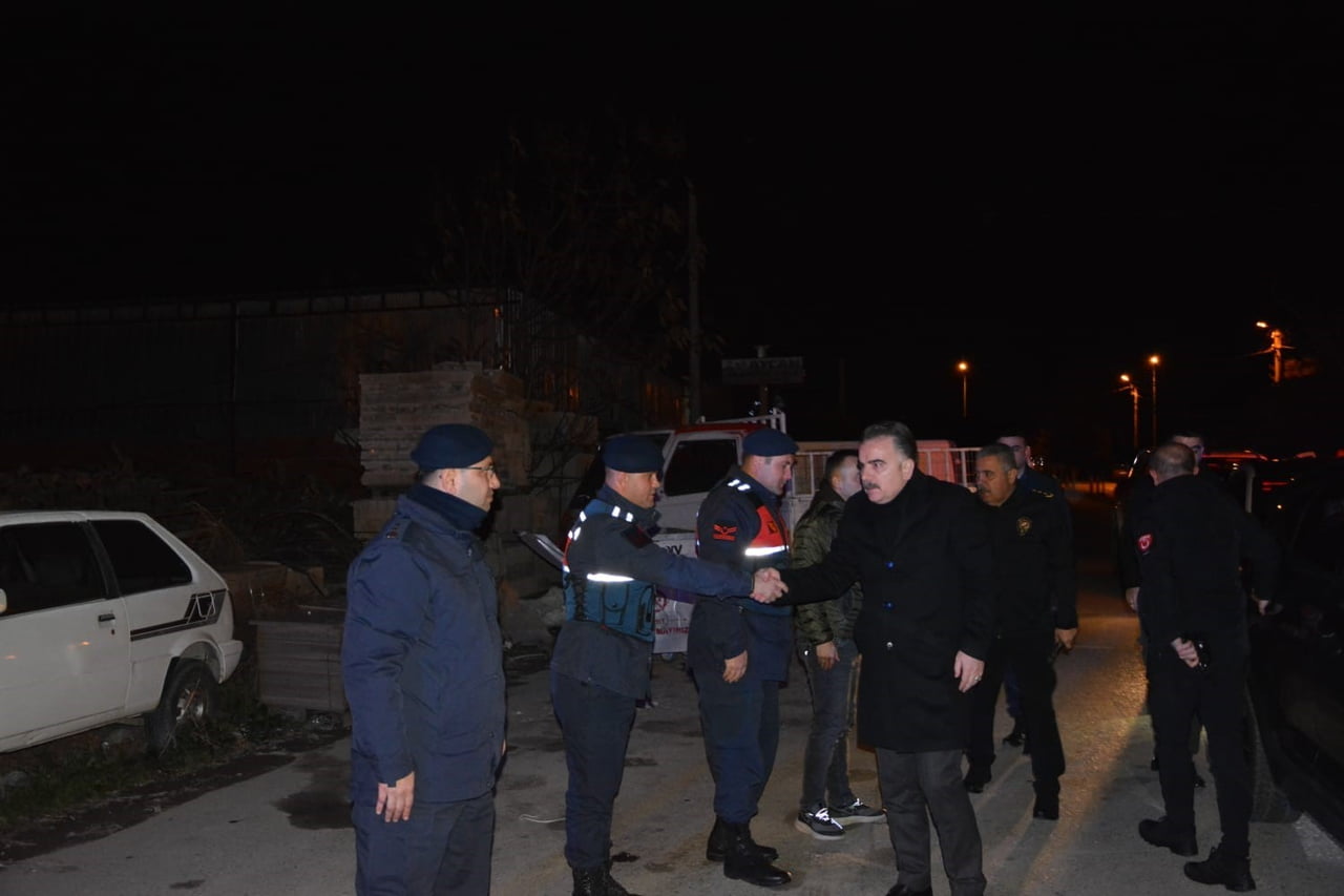 BALIKESİR’İN EDREMİT İLÇESİNDE KAYMAKAM AHMET ODABAŞ, 2026 YILININ İLK SAATLERİNDE GÖREV BAŞINDAKİ...