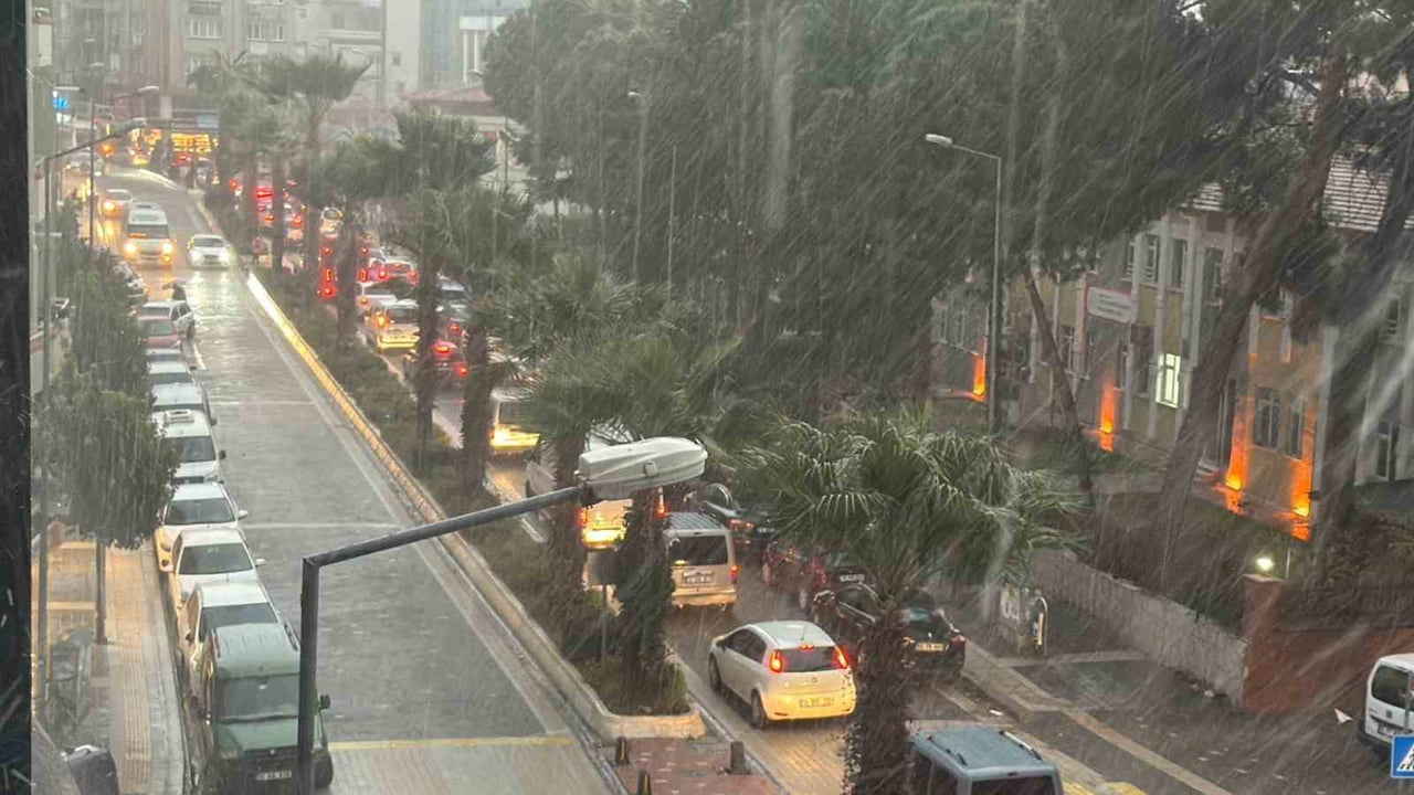 BALIKESİR KÖRFEZİ’NDE GÜN BOYU ETKİLİ OLAN LODOS FIRTINASININ ARDINDAN EDREMİT’TE AKŞAM...