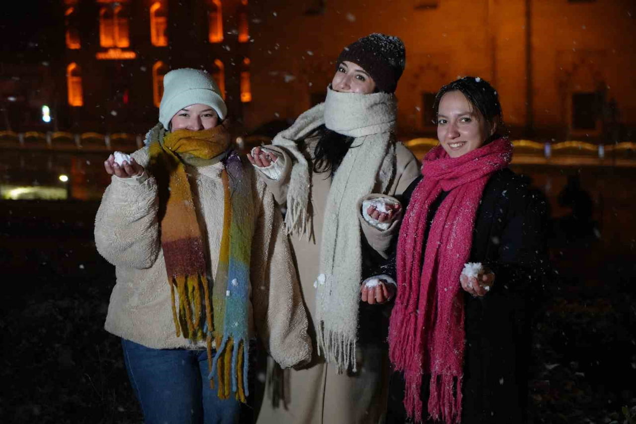 BALKANLAR ÜZERİNDEN GELEN SOĞUK HAVA DALGASININ ETKİSİYLE EDİRNE'DE AKŞAM SAATLERİNDE BAŞLAYAN KAR...