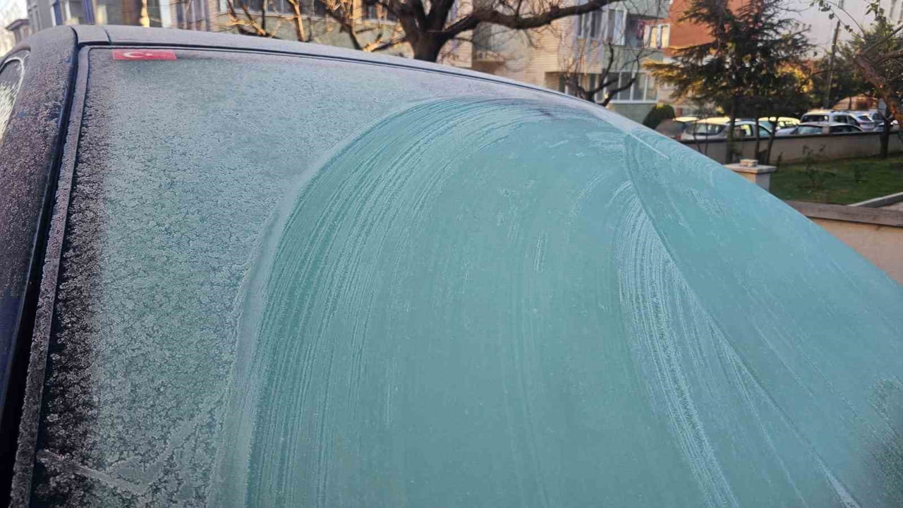 BANDIRMA’DA DONDURUCU SOĞUK ETKİSİNİ ARTIRDI, SICAKLIK -7 DERECEYE KADAR DÜŞTÜ