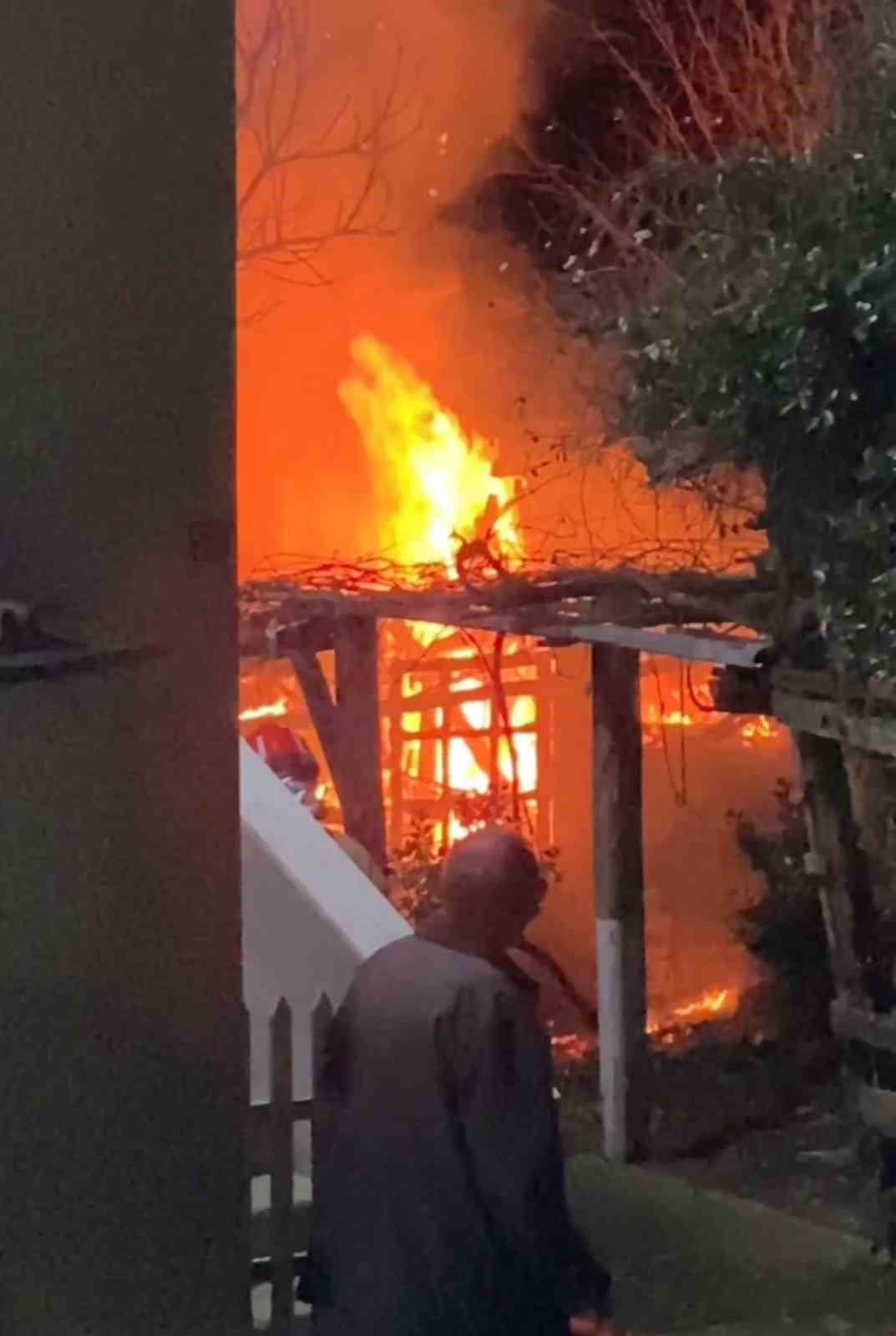 BARTIN'DA GECE SAATLERİNDE BİR ODUNLUKTA ÇIKAN YANGIN PANİĞE NEDEN OLDU.