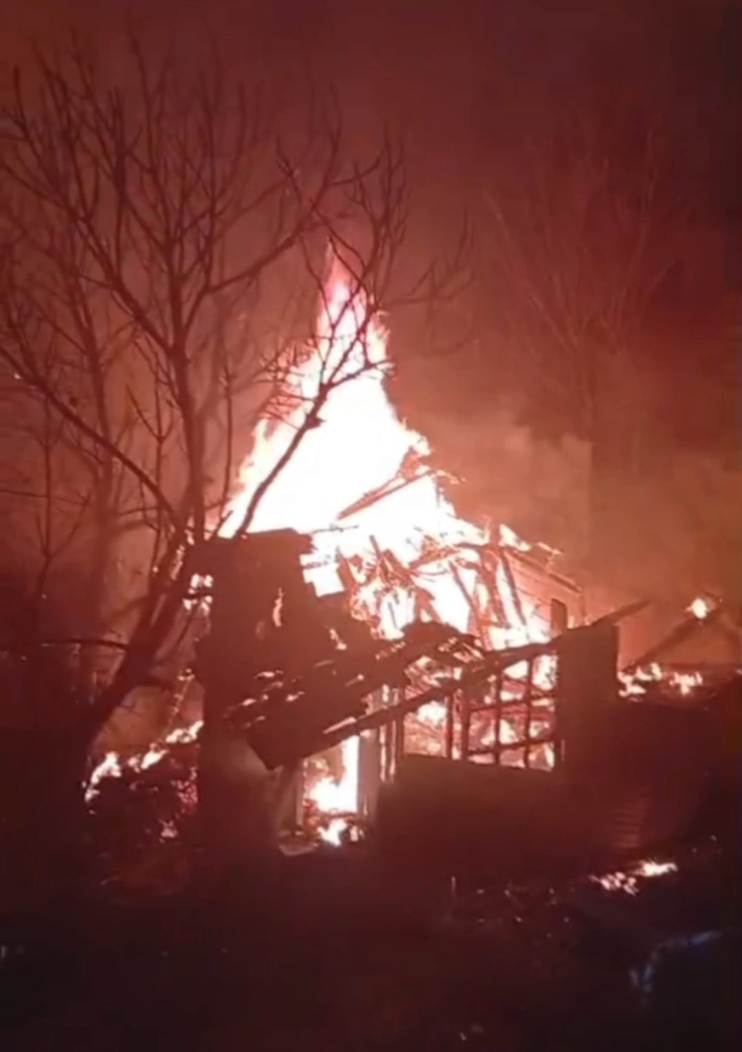 BARTIN'DA GECE SAATLERİNDE BİR ODUNLUKTA ÇIKAN YANGIN PANİĞE NEDEN OLDU.