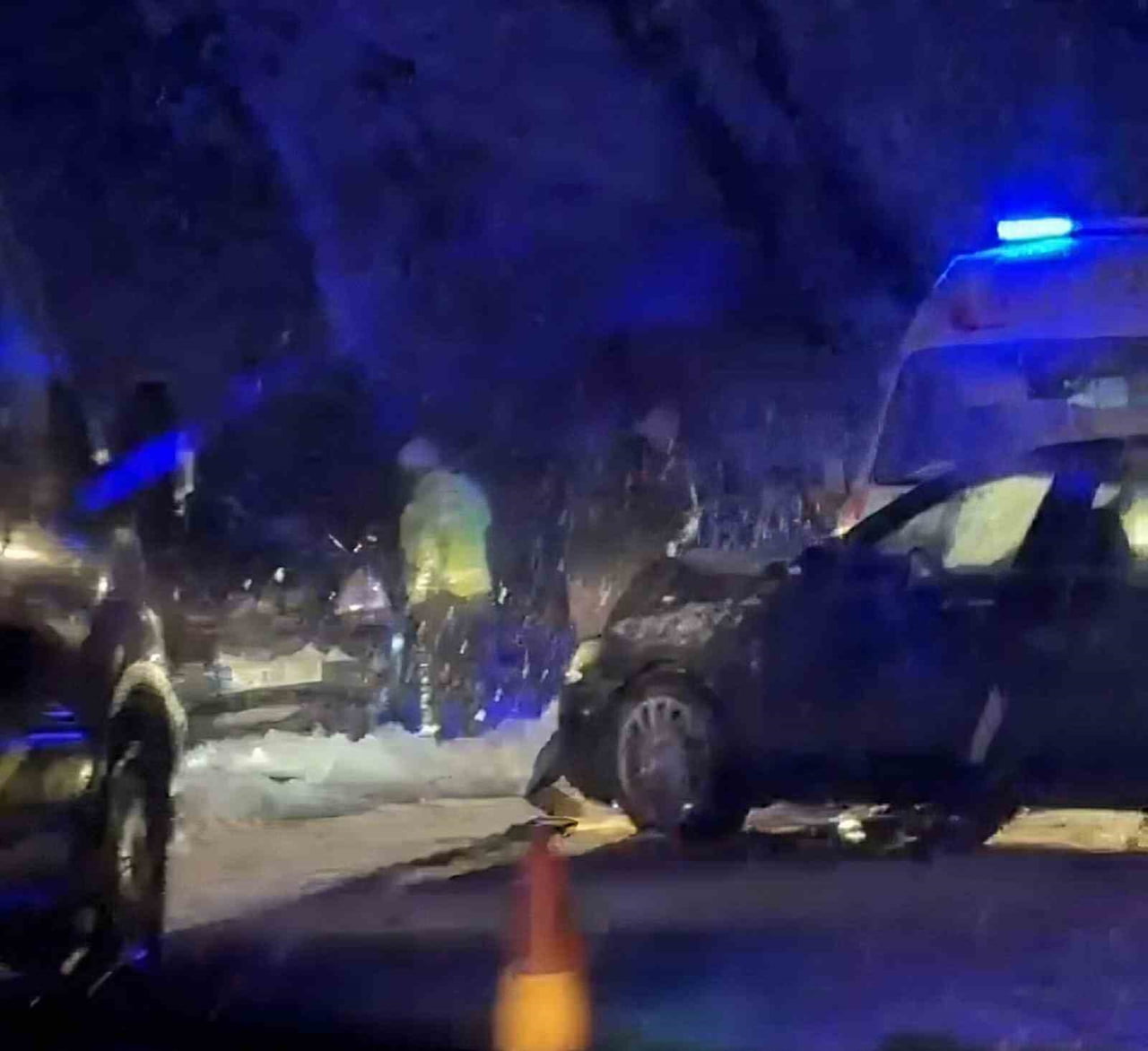 BARTIN'DA KARLI YOLDA KAYAN ARAÇ, KARŞI ŞERİTTEN GELEN ARAÇLA ÇARPIŞTI. KAZADA 6 KİŞİ...