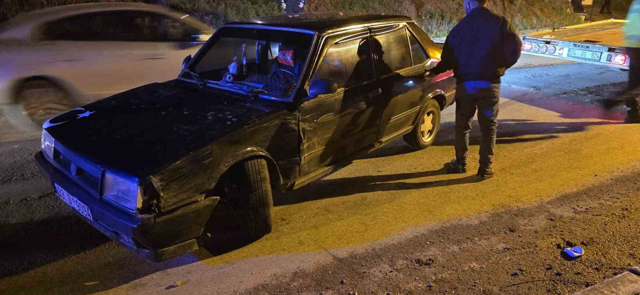 BARTIN'DA SEYİR HELİNDEKİ 2 OTOMOBİL ÇARPIŞTI. FECİ KAZADA ANNE VE HASTANEYE GÖTÜRMEK İSTEDİĞİ...