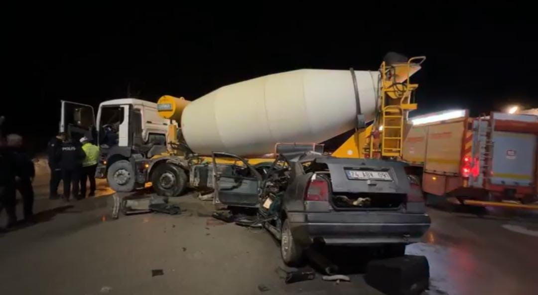 BARTIN'DE SEYİR HALİNDE BULUNAN OTOMOBİL, BETON MİKSERİNE ÇARPTI. ARAÇTA SIKIŞAN SÜRÜCÜ, EKİPLER...