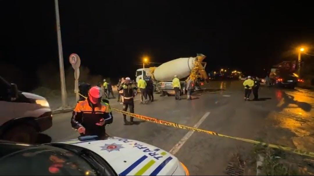 BARTIN'DE SEYİR HALİNDE BULUNAN OTOMOBİL, BETON MİKSERİNE ÇARPTI. ARAÇTA SIKIŞAN SÜRÜCÜ, EKİPLER...