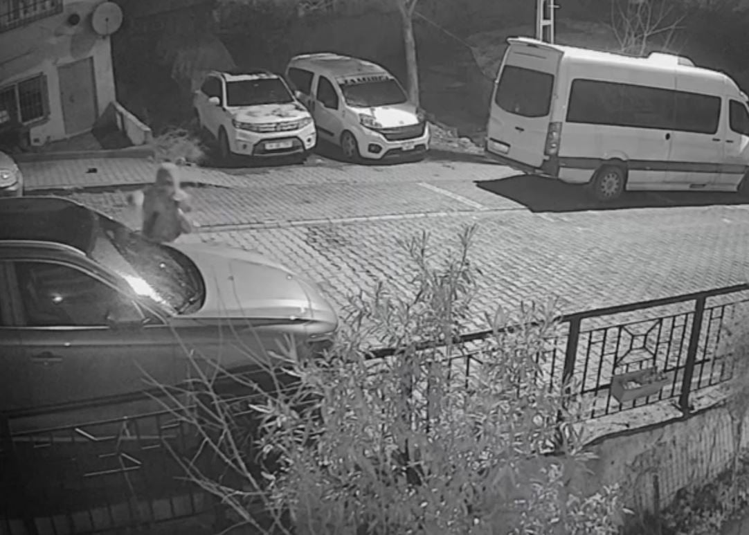 BAŞAKŞEHİR'DE KİMLİĞİ BELİRSİZ BİR ŞAHIS ELİNDEKİ LEVYE İLE PARK HALİNDEKİ BİR OTOMOBİLE...