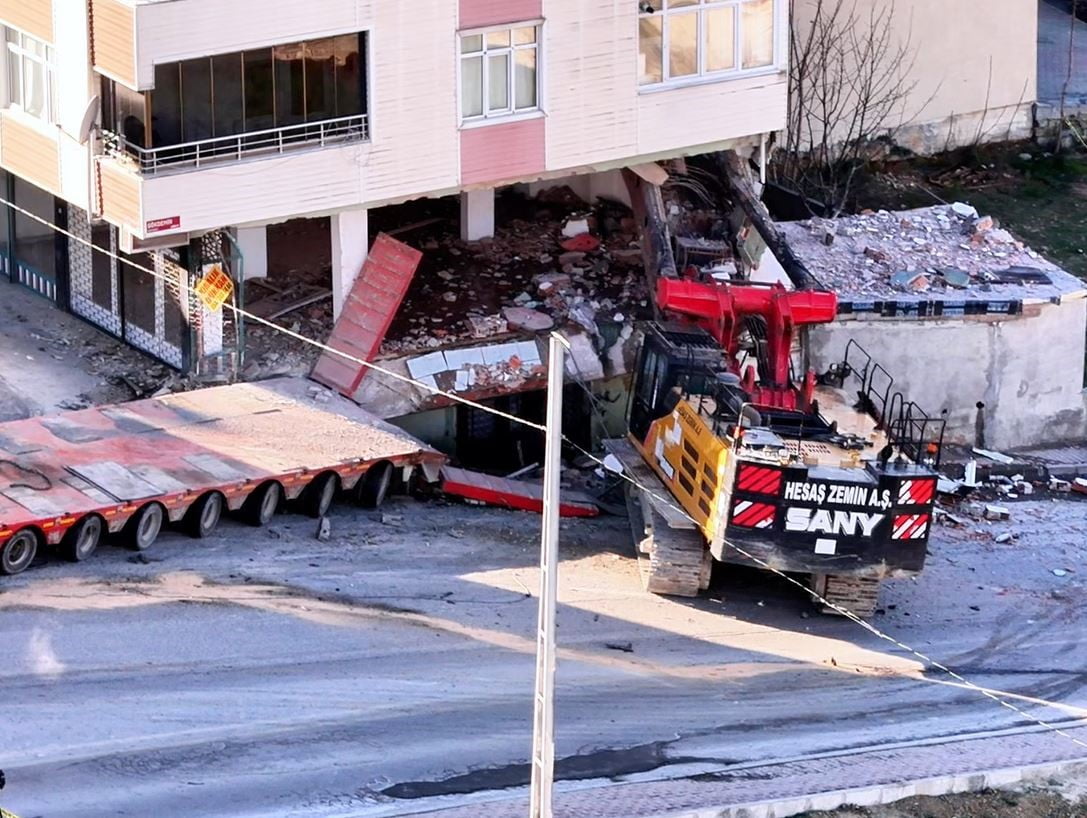 BAŞAKŞEHİR’DE Ş MAKİNESİNİN ÇEKTİĞİ TIRIN ARKASINDA TAŞINAN BİR VİNÇ DÜŞEREK 2 ARACA VE BİR BİNAYA...