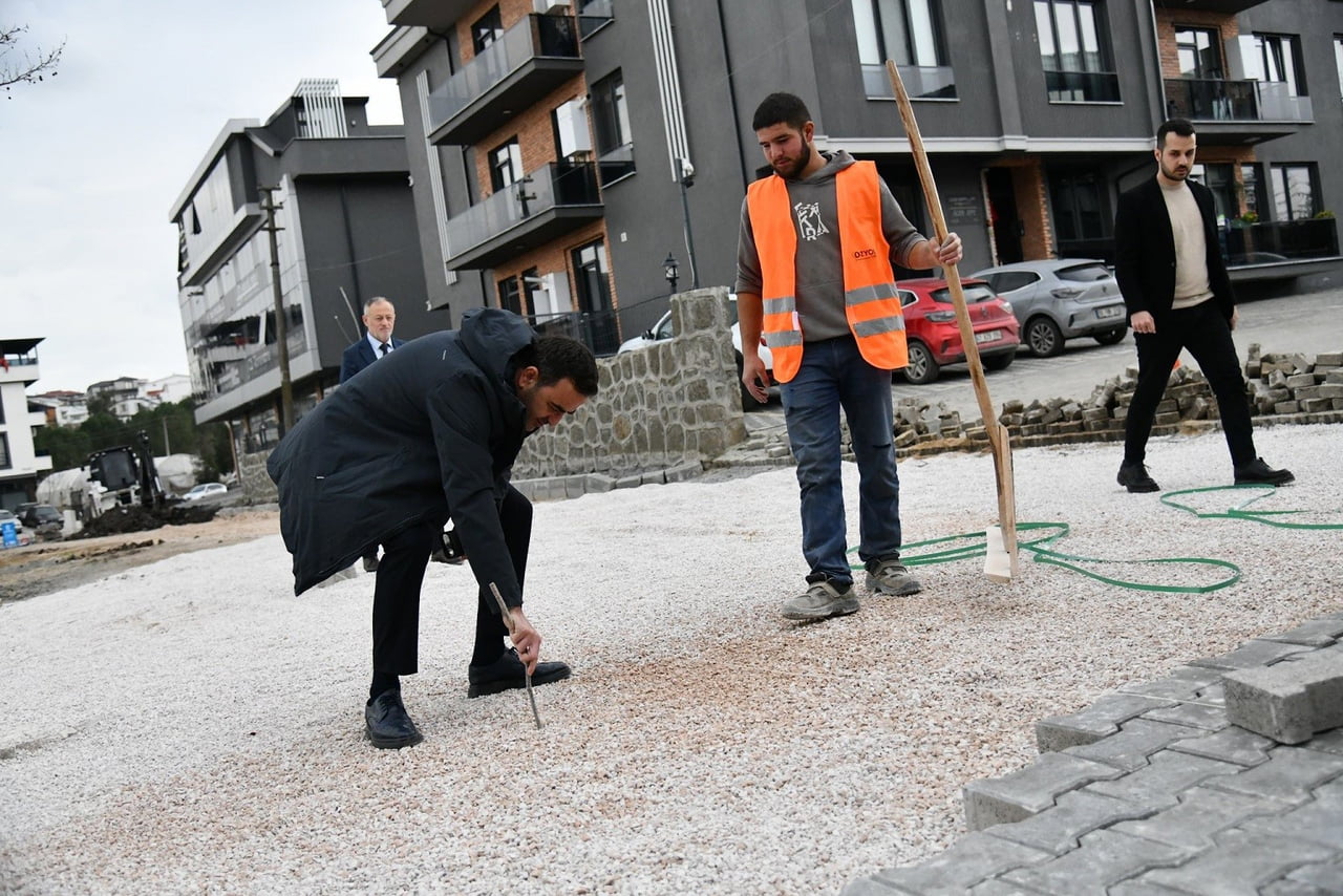 BAŞİSKELE'DE ALTYAPISI TAMAMLANAN CADDE VE SOKAKLARDA ÜSTYAPI ÇALIŞMALARI SÜRDÜRÜLÜYOR.