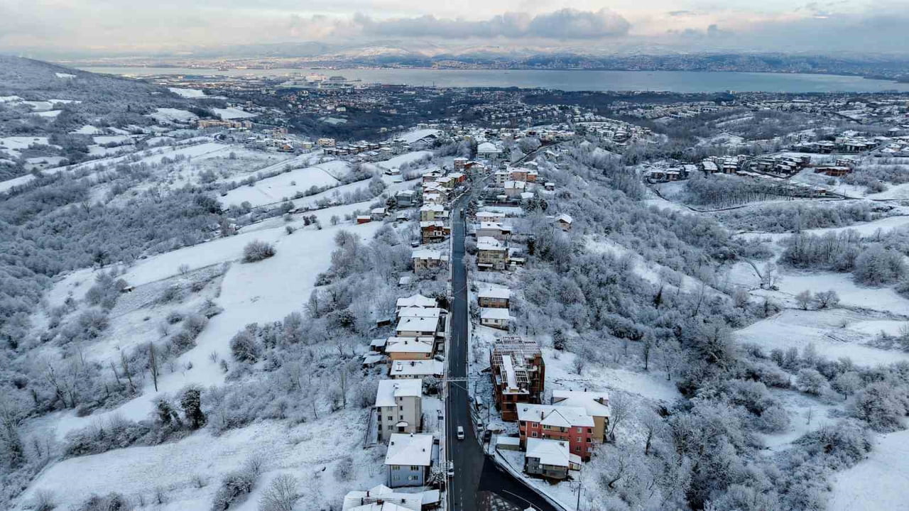 BAŞİSKELE'DE BELEDİYE EKİPLERİ, KAR YAĞIŞININ ETKİLİ OLDUĞU YÜKSEK KESİMLERDE ULAŞIMDA AKSAMA...