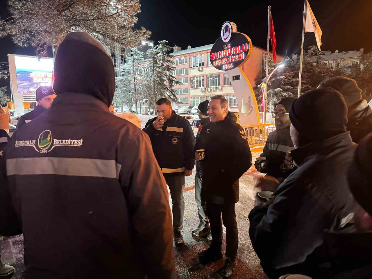 BAŞKAN DERE'NİN SAHADA ÇALIŞAN BELEDİYE PERSONELLERİNE KAHVE İKRAMI