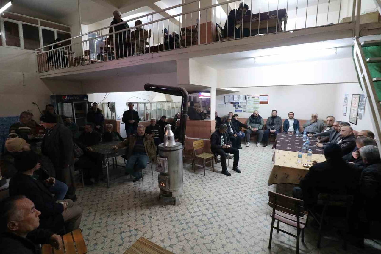 BAŞKAN ÖZEL, KANDİL GECESİNDE KIZILCA’DA VATANDAŞLARLA BULUŞTU