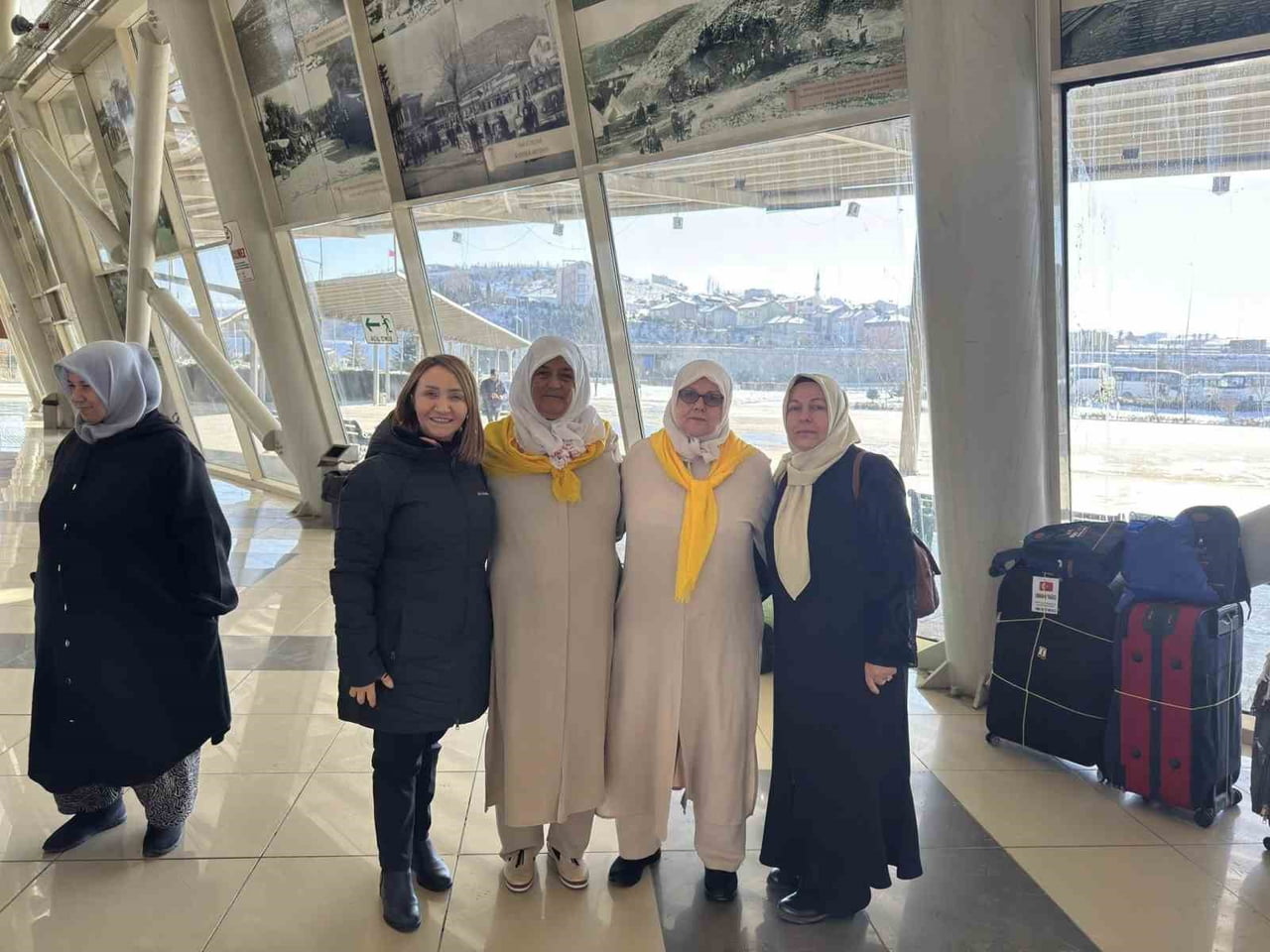 BAŞKAN TEKİN UMRE YOLCULARINI DUALARLA UĞURLADI