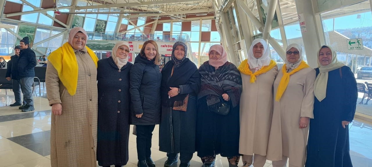 BAŞKAN TEKİN UMRE YOLCULARINI DUALARLA UĞURLADI