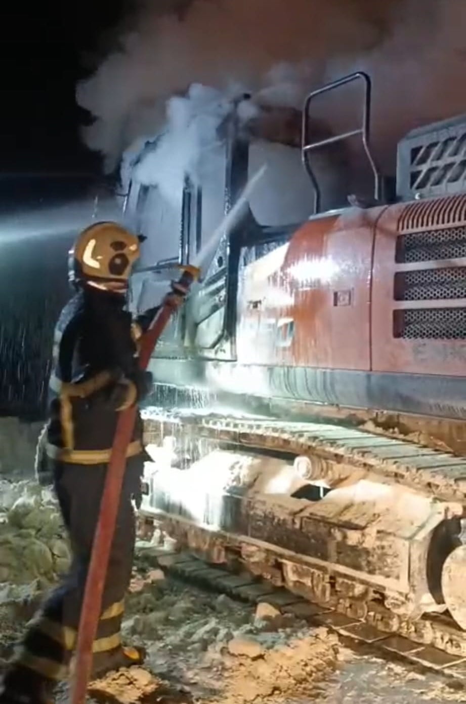 BATMAN'DA BİR İŞ MAKİNESİ HENÜZ BİLİNMEYEN BİR NEDENLE ALEV ALDI. İTFAİYE EKİPLERİNİN MÜDAHALESİ...