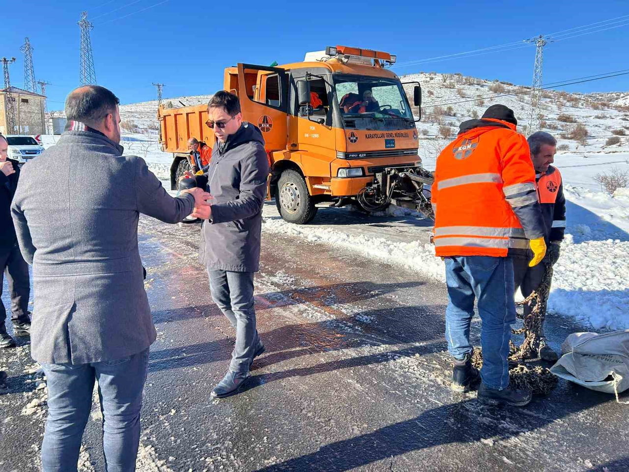 BATMAN'DA GERCÜŞ KAYMAKAMI MUHAMMED ÖZTAŞ, DONDURUCU SOĞUKTA GÖREV YAPAN PERSONELLE BİR ARAYA...