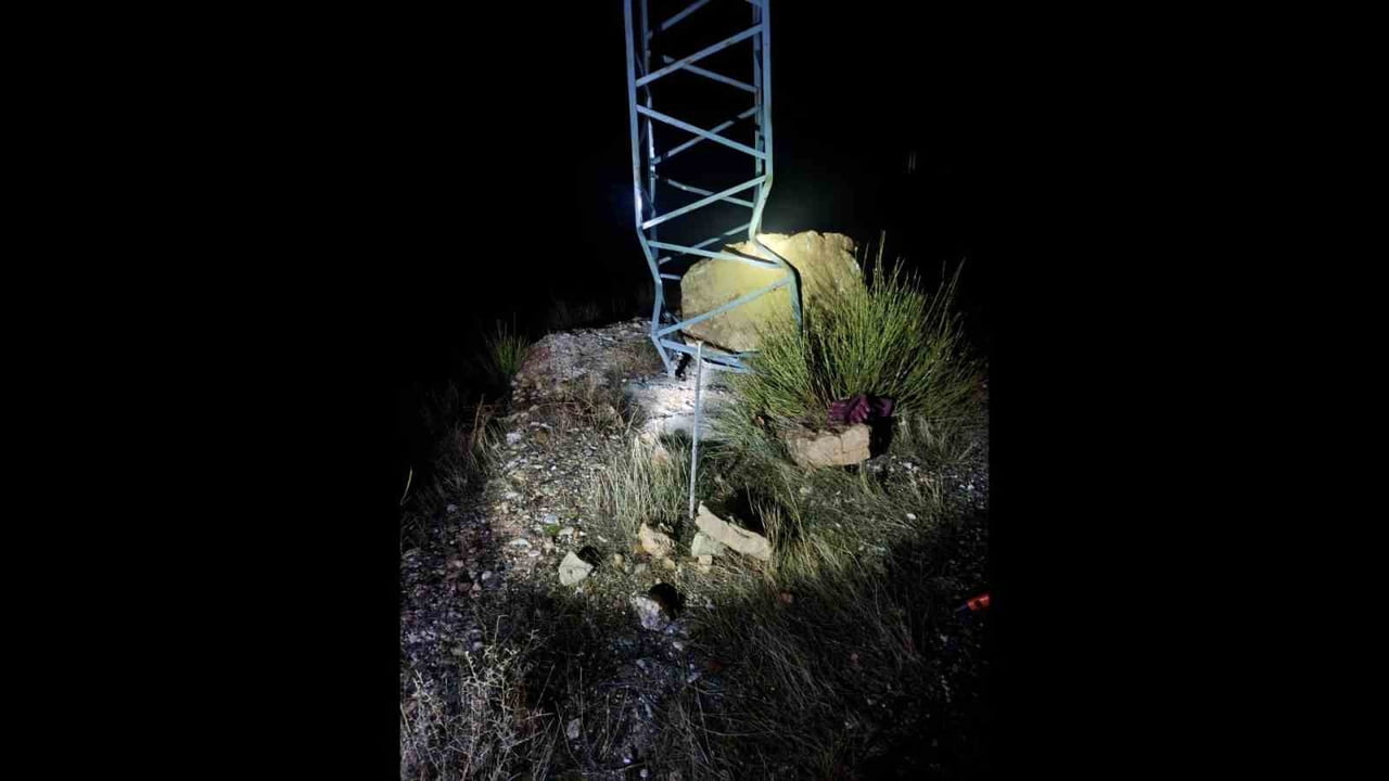 BATMAN'IN GERCÜŞ İLÇESİ AYDINLI MAĞARALI KÖYÜNDE YAMAÇTAN KOPAN DEV BİR KAYA, YERLEŞİM YERİNDEKİ...