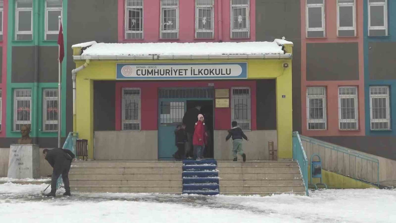 BATMAN'IN GERCÜŞ İLÇESİNDE ETKİLİ OLAN DONDURUCU SOĞUKLAR NEDENİYLE EĞİTİM-ÖĞRETİME 1 GÜN ARA...