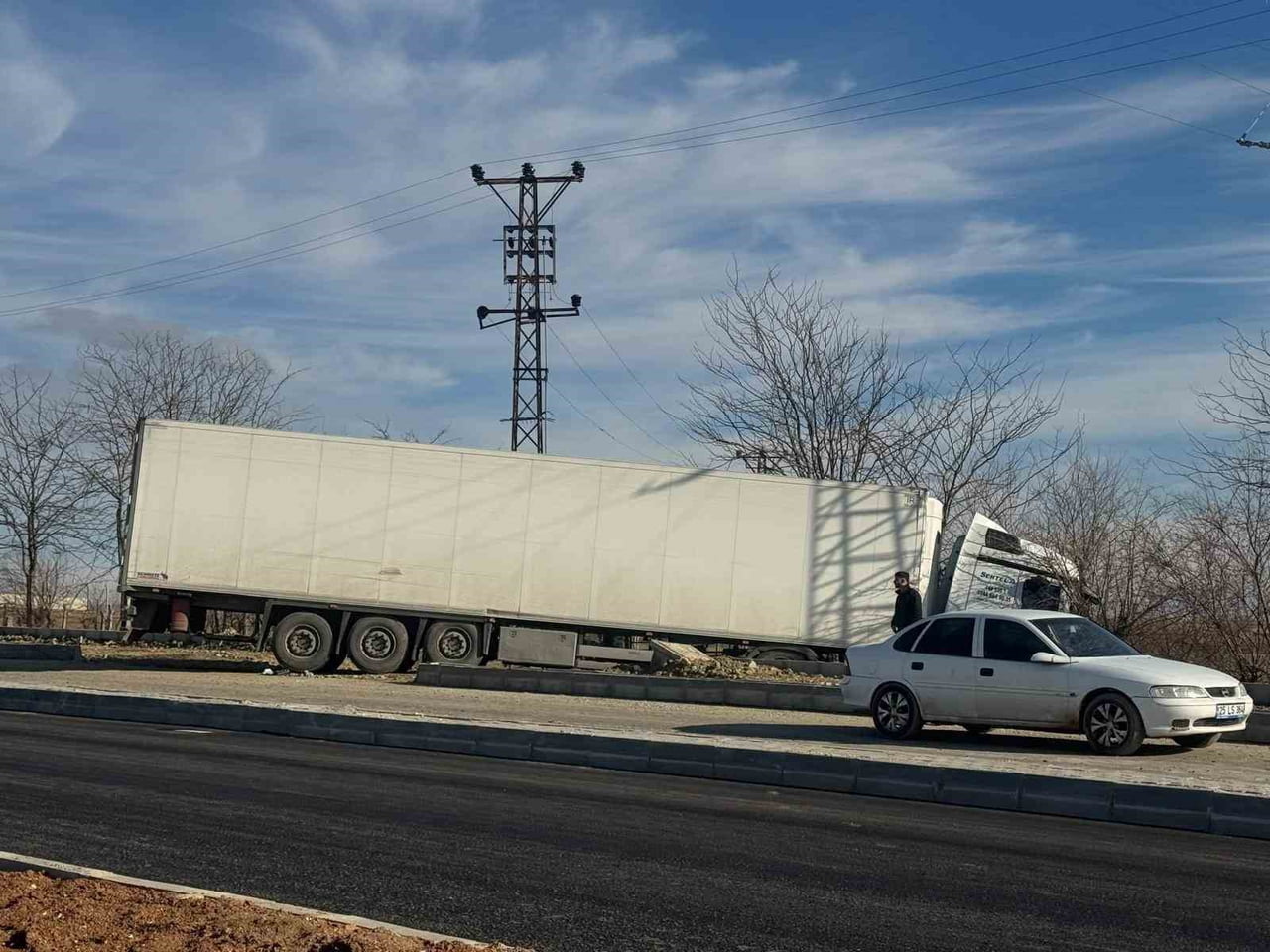 BATMAN’DA EMEK BULVARI OSB YOLUNDA TIR İLE MİNİBÜSÜN ÇARPIŞMASI SONUCU MEYDANA GELEN TRAFİK...