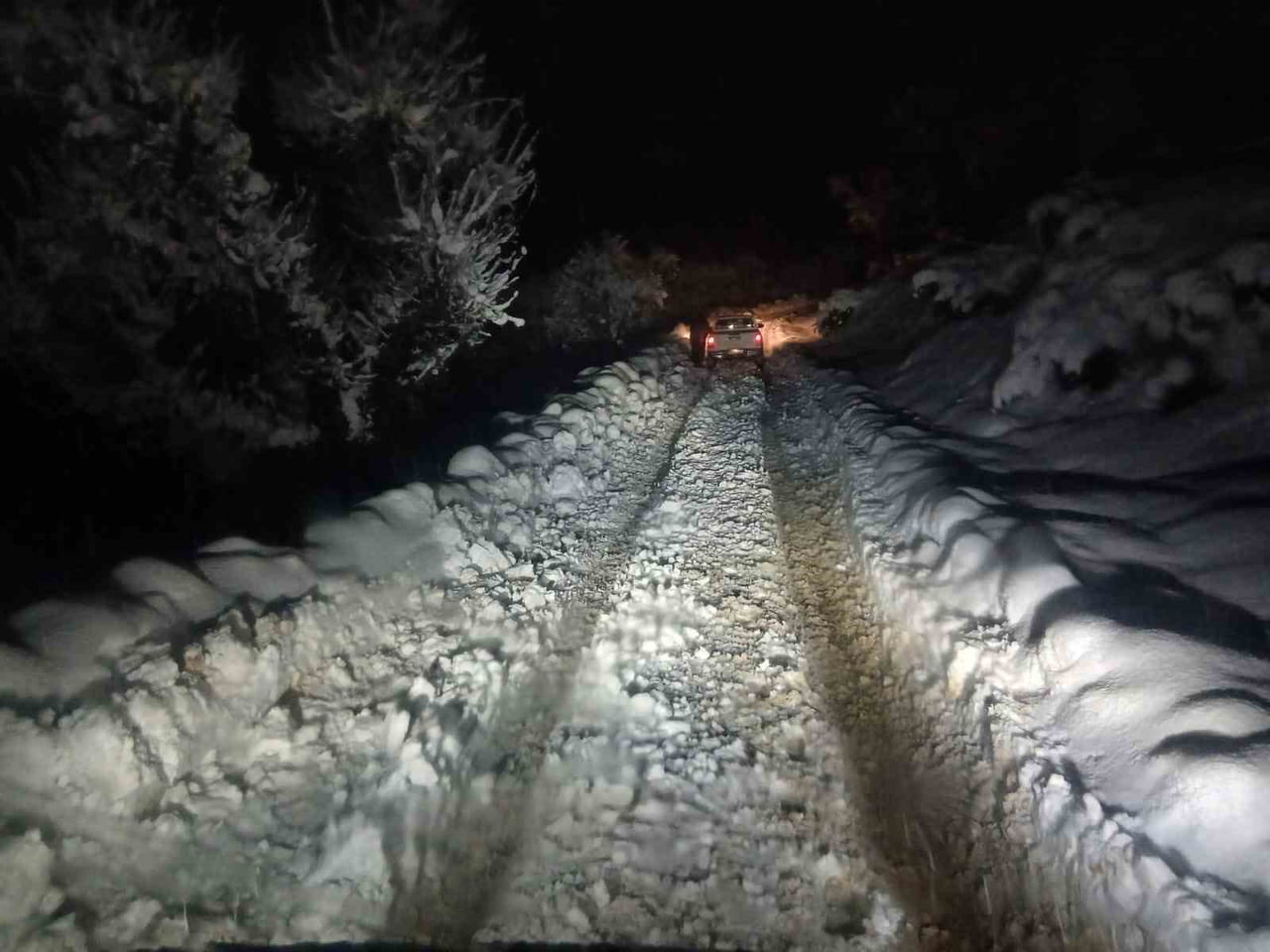 BATMAN’DA KÖY YOLUNDA MAHSUR KALAN 10 KİŞİ KURTARILDI