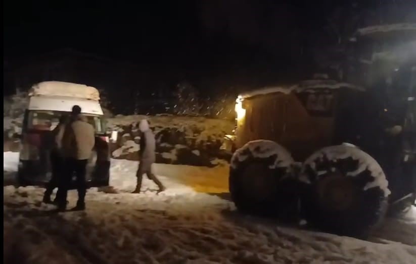 BATMAN’DA KÖY YOLUNDA MAHSUR KALAN 10 KİŞİ KURTARILDI