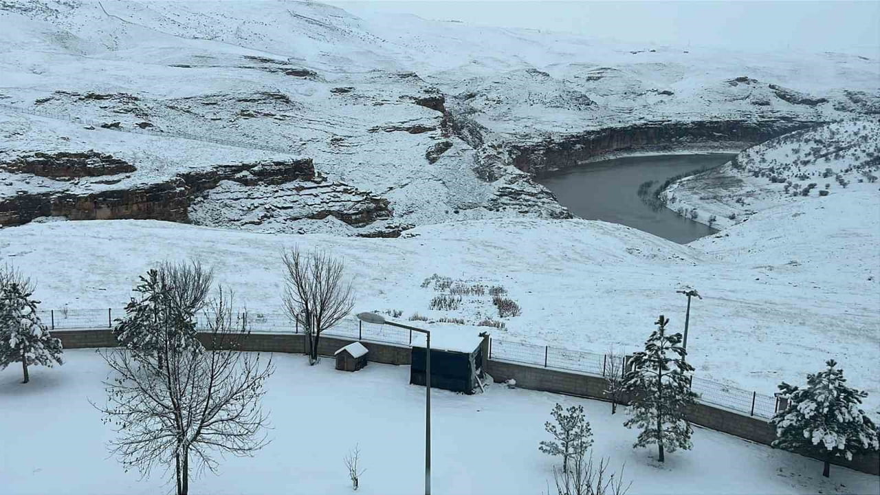 BATMAN’DA UZUN YILLAR SONRA ETKİLİ OLAN YOĞUN KAR YAĞIŞI, KENTİ ADETA BEYAZ BİR ÖRTÜYLE KAPLADI....