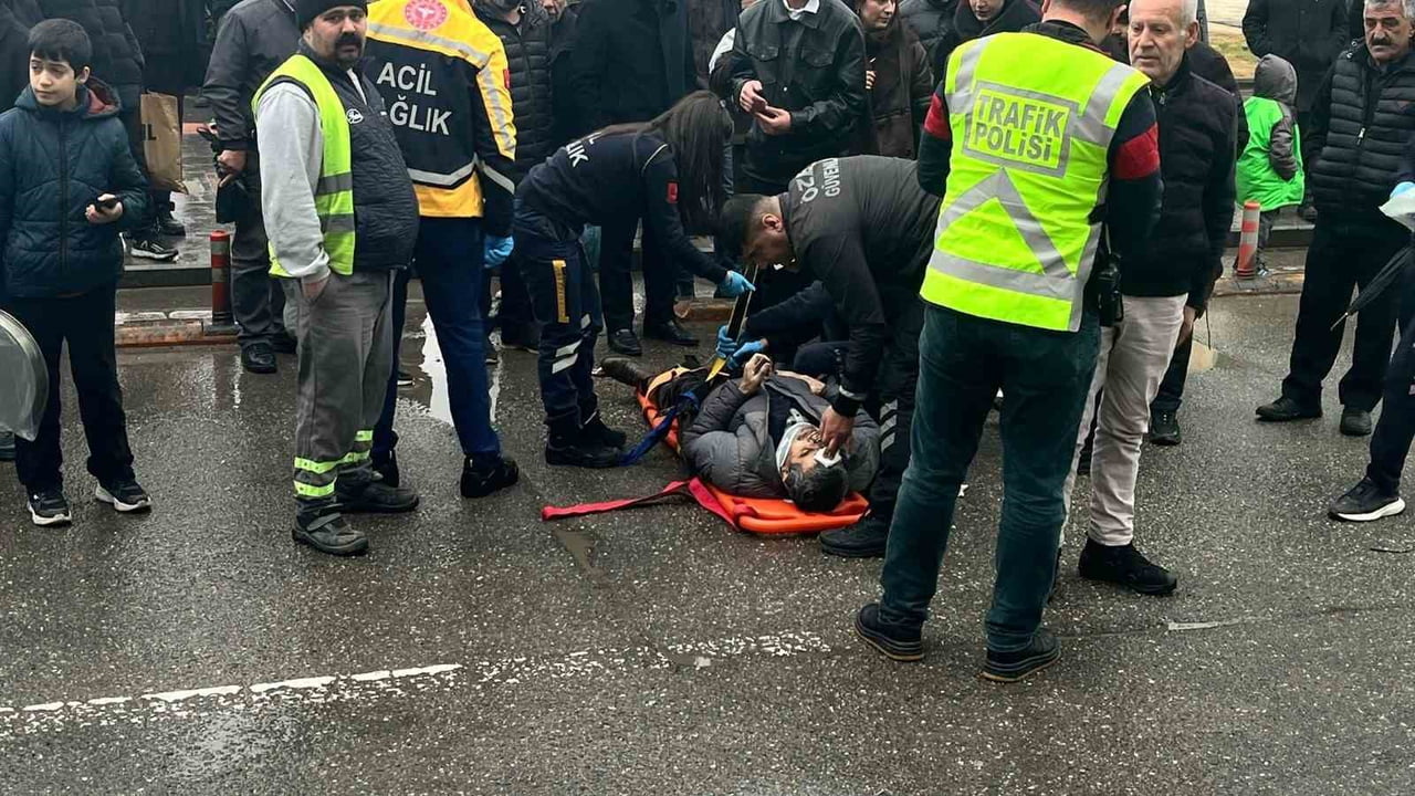 BATMAN’DA YAYA GEÇİDİNDE MEYDANA GELEN MOTOSİKLET KAZASINDA 2 KİŞİ YARALANDI.