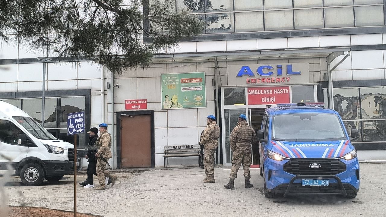 BATMAN’IN GERCÜŞ İLÇESİNDE AVA GİDEN ARKADAŞ GRUBUNDAN BİR KİŞİNİN KAZARAN SİLAHIN ATEŞ ALMASI...