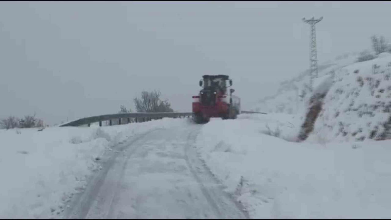 BATMAN’IN GERCÜŞ İLÇESİNDE KAR YAĞIŞI NEDENİYLE KAPALI 35 KÖY YOLU ULAŞIMA AÇILDI, MAHSUR KALAN...