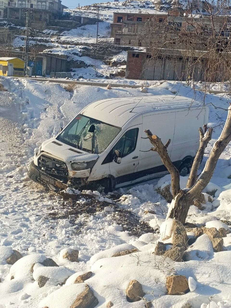 BATMAN’IN GERCÜŞ İLÇESİNDE KONTROLDEN ÇIKARAK ŞARAMPOLE YUVARLANAN MİNİBÜSTE BULUNAN 3 KİŞİ...