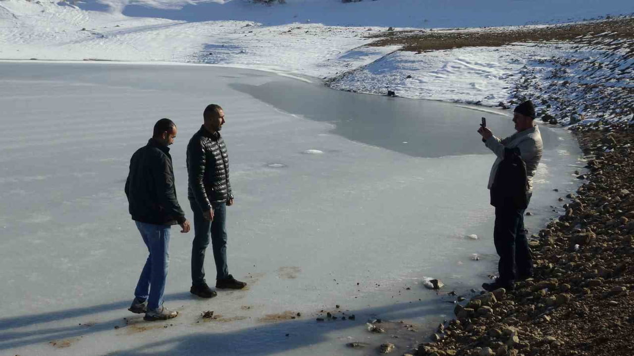 BATMAN’IN GERCÜŞ İLÇESİNDEKİ KIRKAT GÖLETİNİN TAMAMEN DONMASIYLA VATANDAŞLAR FOTOĞRAF...