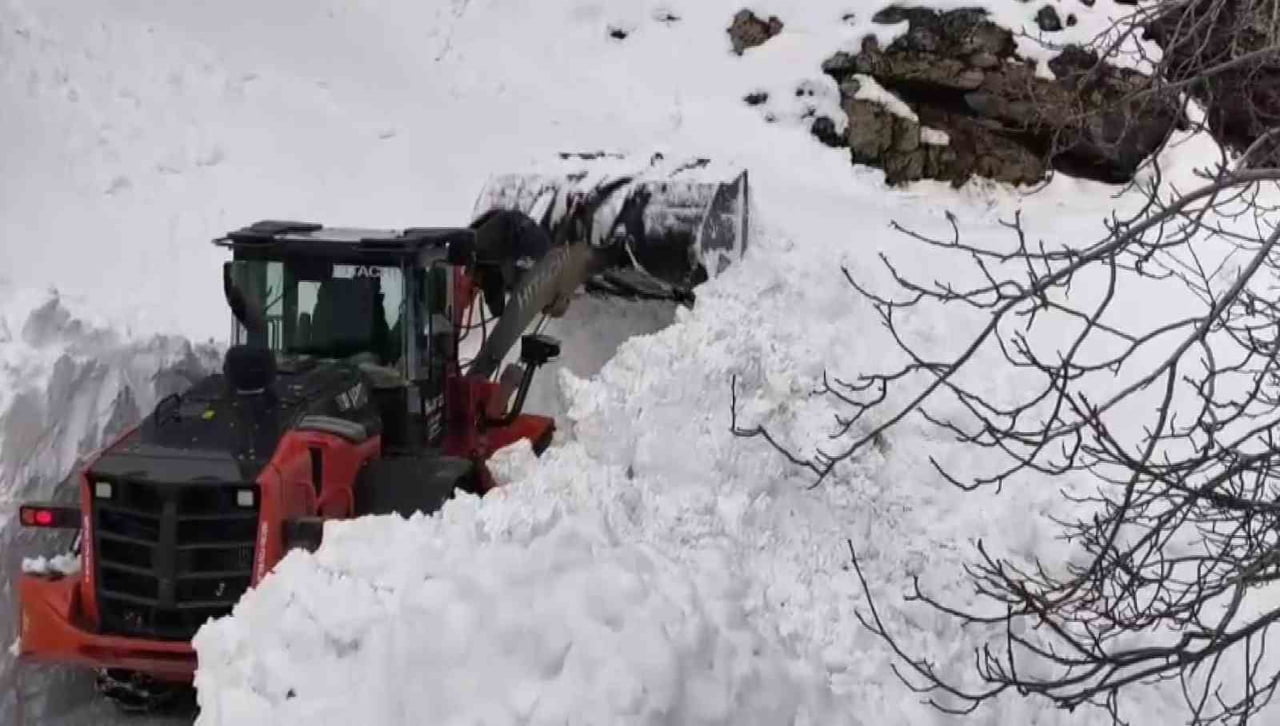 BATMAN’IN SASON İLÇESİNDE ETKİLİ OLAN KAR YAĞIŞI SONRASI KAPANAN MEZRA YOLLARI, İL ÖZEL İDARESİ...