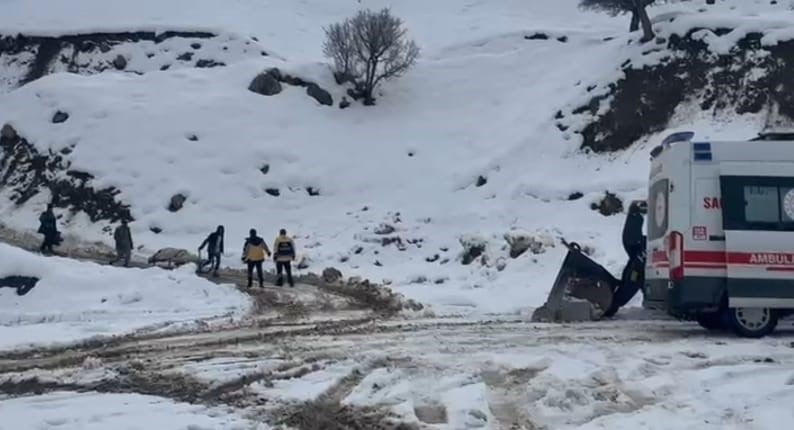 BATMAN’IN SASON İLÇESİNDE YOĞUN KAR YAĞIŞI NEDENİYLE YOLU KAPANAN MEZRADA RAHATSIZLANAN 63...